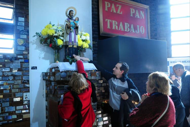 Celebración de San Cayetano: cortes de calles, horarios y desvíos de colectivos