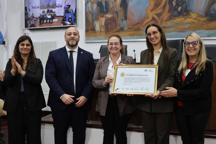 El Concejo Municipal reconoció a la científica santafesina Renata Reinheimer por su trayectoria y aporte a la innovación