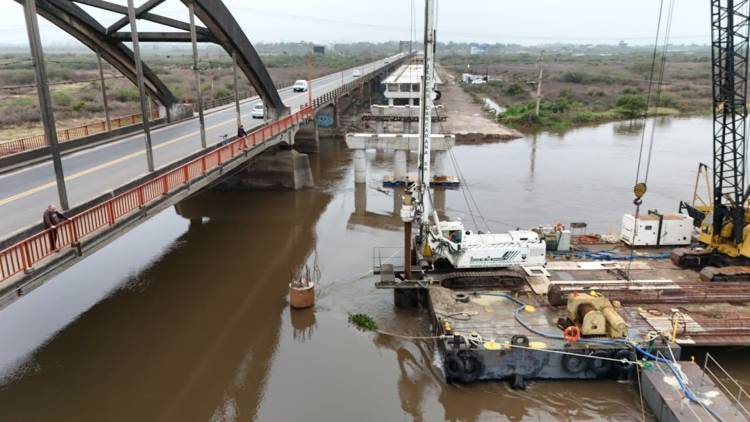 Nuevo Puente Carretero: la Provincia continúa el pilotaje en el cauce del Río Salado y la estructura llega al 55 ?avance