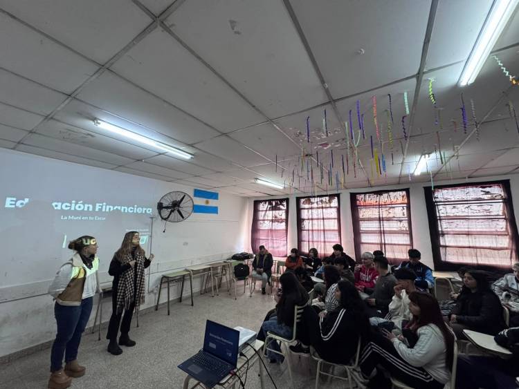 Saber manejar el dinero se aprende: Santa Fe profundiza su trabajo de educación financiera en escuelas secundarias