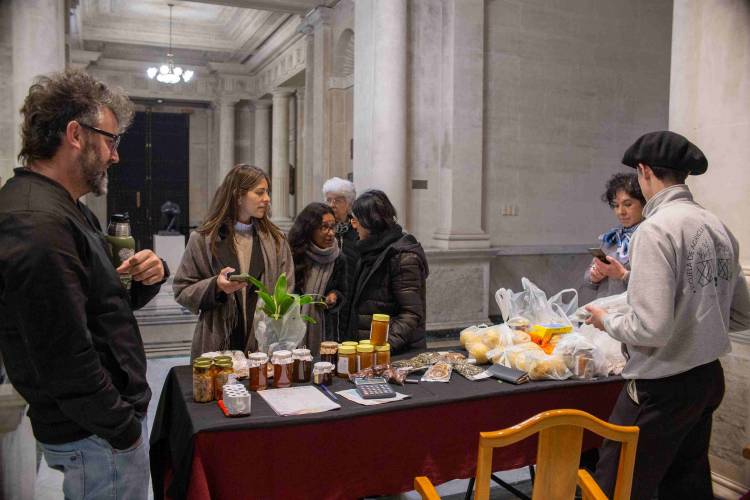 La Escuela Granja de la UNL ofreció sus productos en el Rectorado