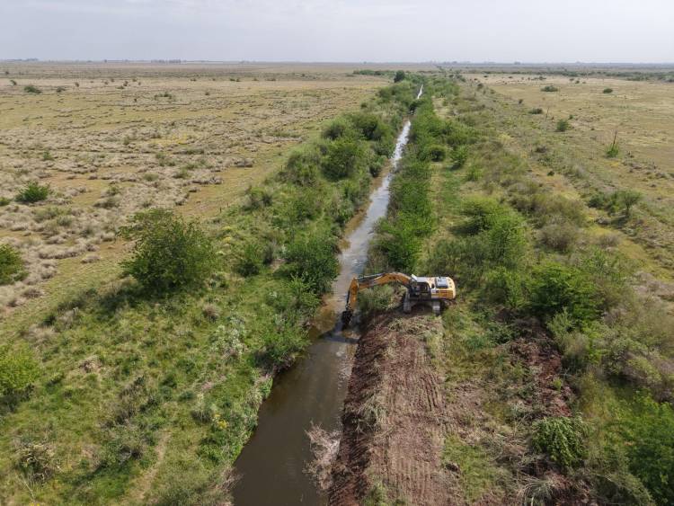 Mejor preparados ante El Niño: la gestión de Pullaro adjudicó las obras de limpieza de 12 canales troncales