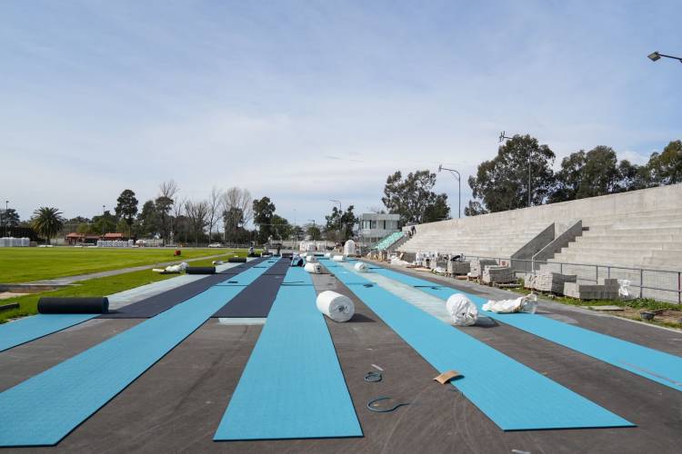 Santa Fe instala el sintético de la mejor pista de atletismo del país a la espera de los Juegos Suramericanos 2026