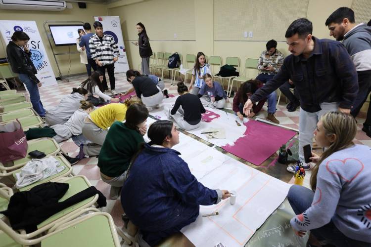 Estudiantes transforman sus reflexiones sobre salud mental en murales colectivos