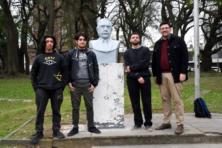 Estudiantes del Liceo Municipal restauran monumentos emblemáticos de Santa Fe