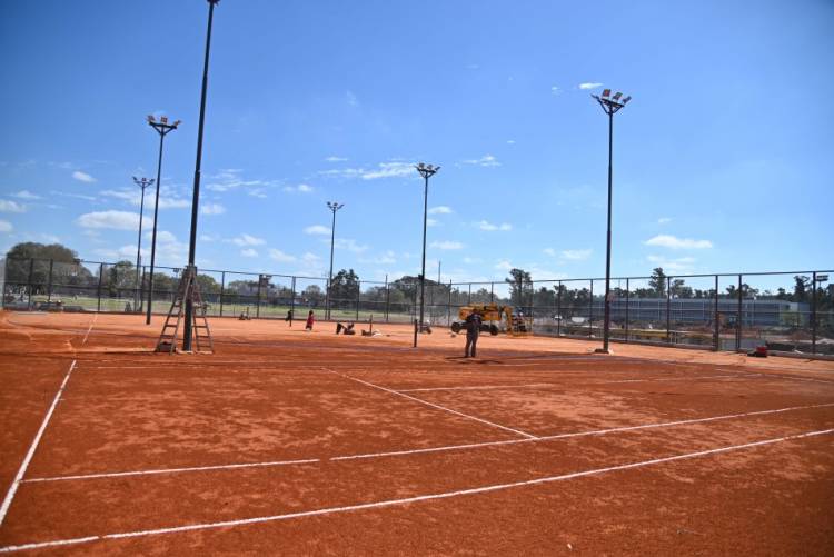 Javkin recorrió las nuevas canchas de tenis del Hipódromo: «Vamos a tener el 100?l óvalo destinado al deporte»