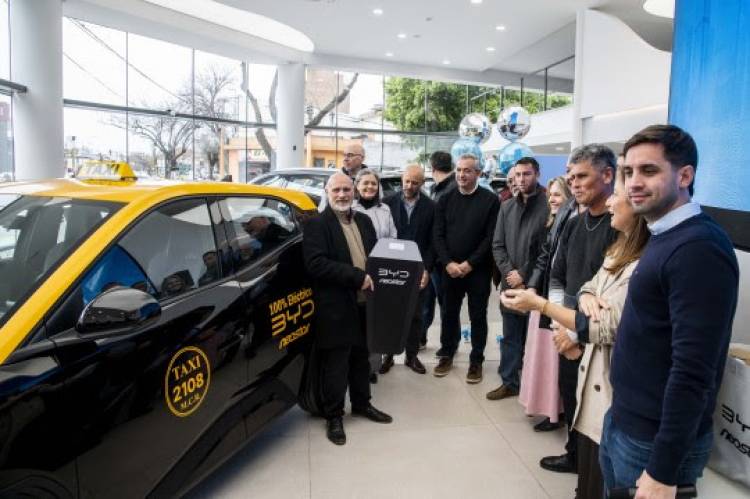 Rosario ya cuenta con su primer taxi eléctrico