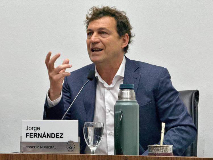SEOM: Fernández propone que docentes y auxiliares no paguen estacionamiento para ir a trabajar