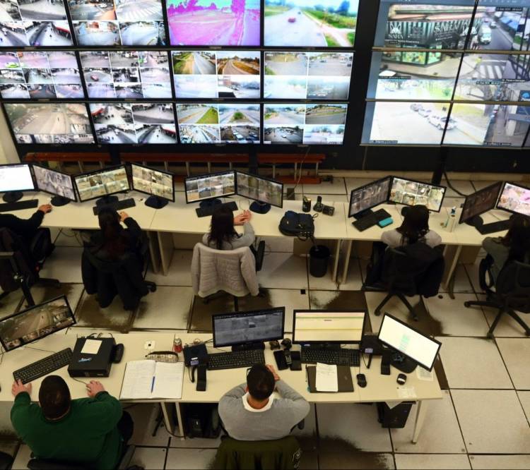 El Centro de Monitoreo Municipal colaboró con el 911 para detener a dos hombres tras un robo en pleno centro