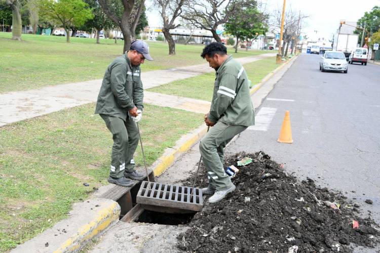 El Municipio refuerza las tareas de limpieza y desobstrucción del sistema de desagüe de la ciudad