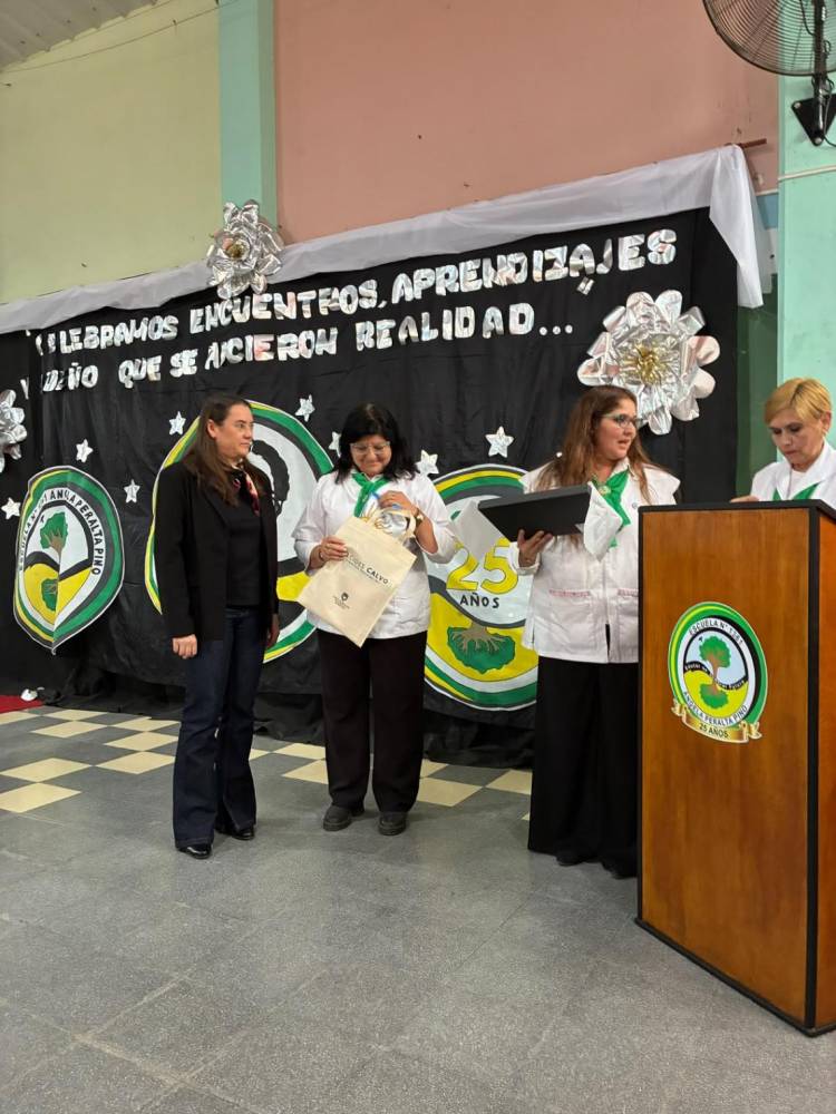 Calvo reconoció la trayectoria de la Escuela "Ángela Peralta Pino" de Rafaela