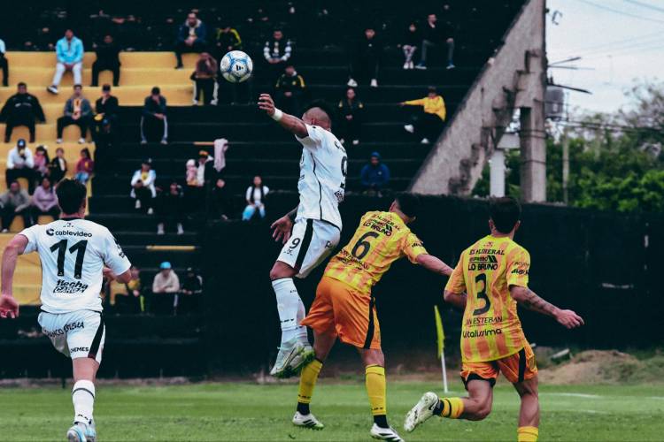 Colón no encontró el gol ante Mitre y dejó escapar la chance para escalar