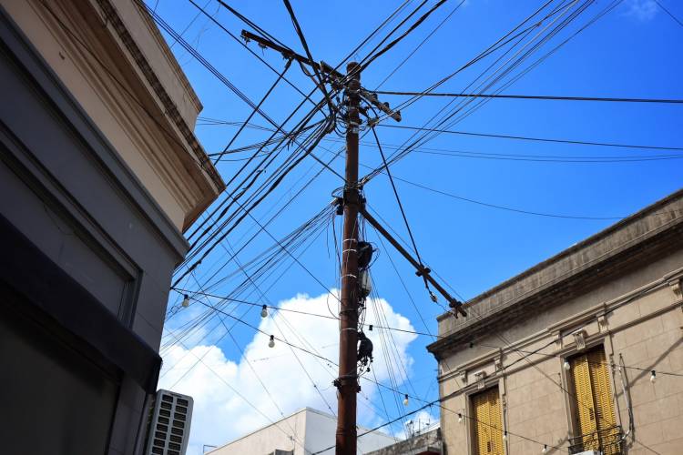 Santa Fe avanza hacia el ordenamiento del cableado aéreo