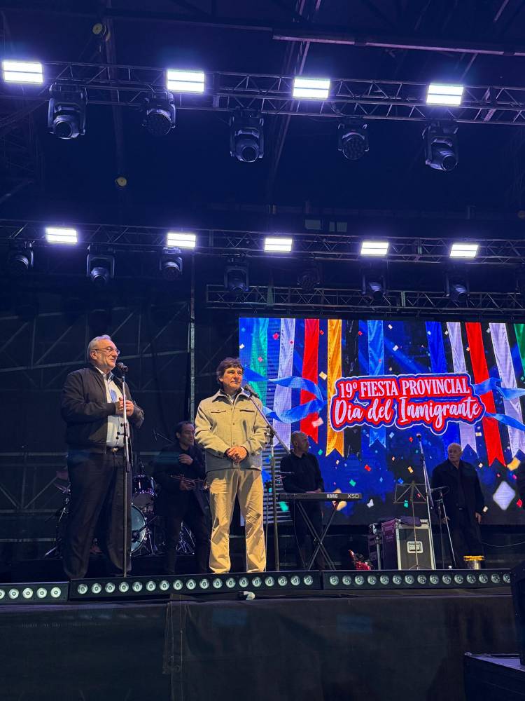 Calvo presente en la fiesta provincial "Día del Inmigrante" en Colonia Clucellas