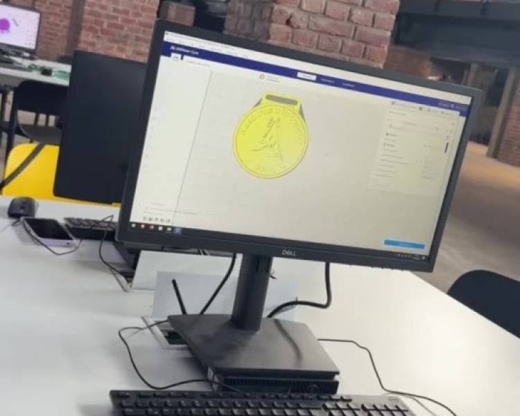 Tecnoteca y «Nosotras a la Cancha»: jóvenes diseñan e imprimen 300 medallas en 3D para el fútbol femenino